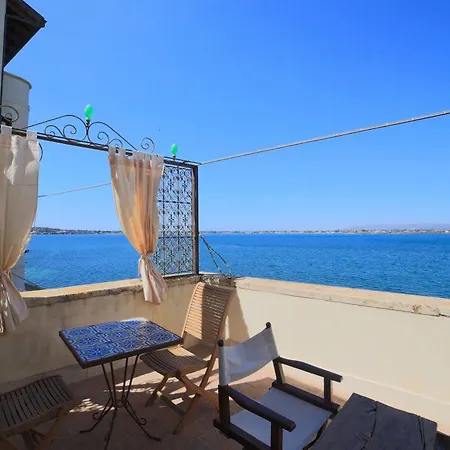 Henry's House Hotel 4*