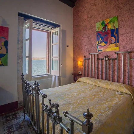 Henry's House Hotel 4*