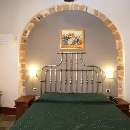 Henry's House Szálloda 4*