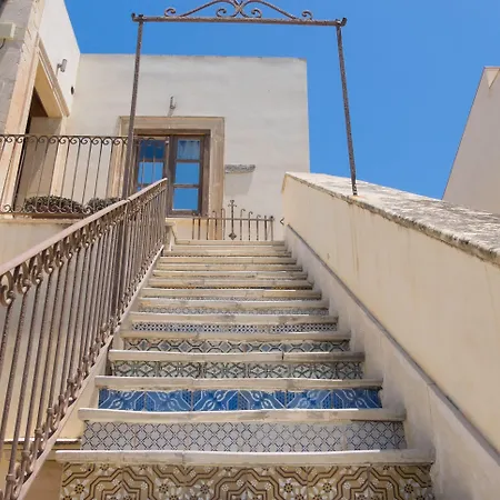 Henry's House Szálloda 4*