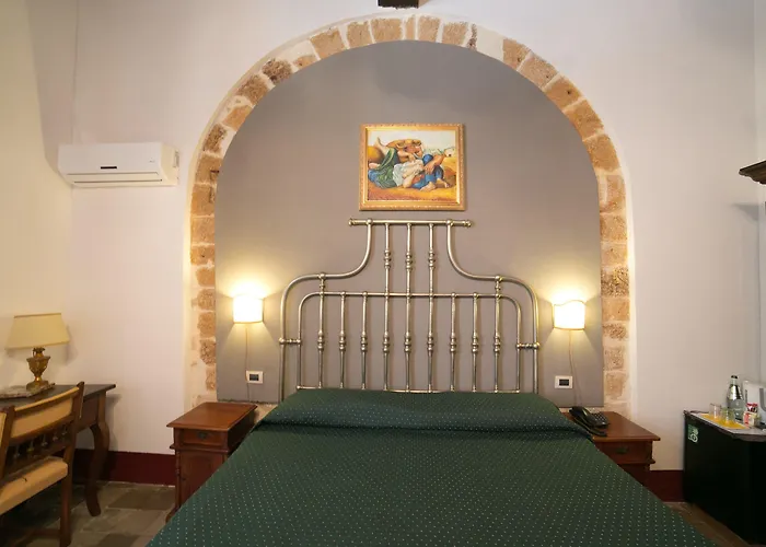 Henry's House Hotel 4*