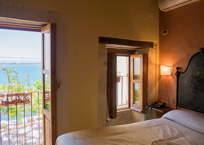 Henry's House Hotel 4*