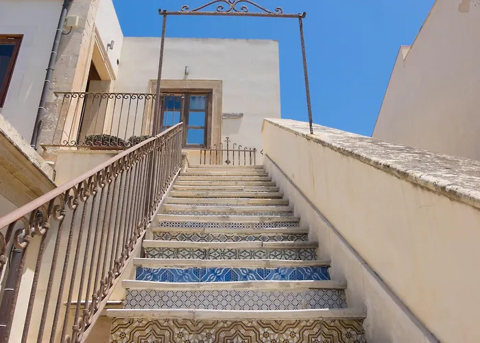 Henry's House Hotel 4*